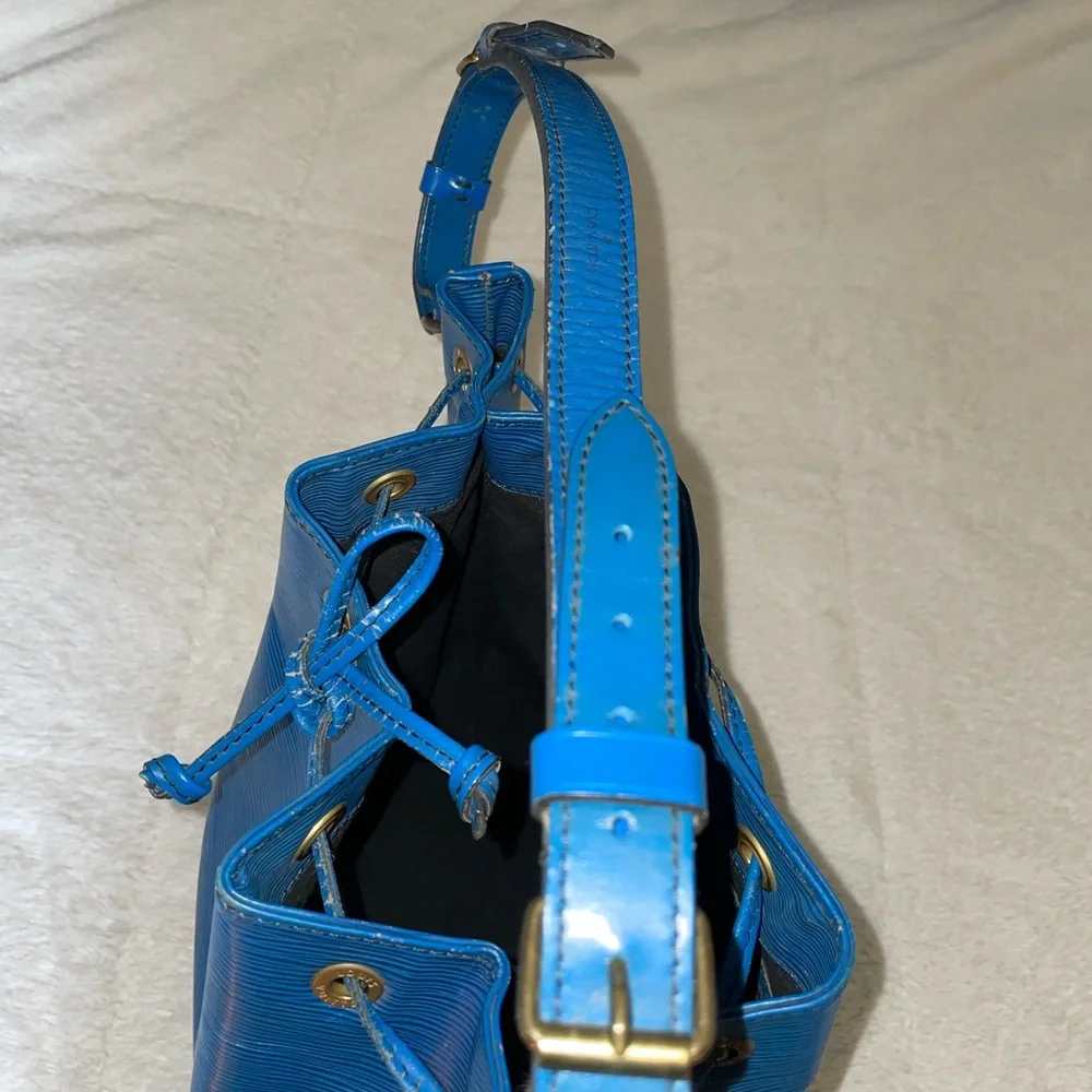 Louis Vuitton Epi Noe Bucket Bag in Blue‎ with Drawstring